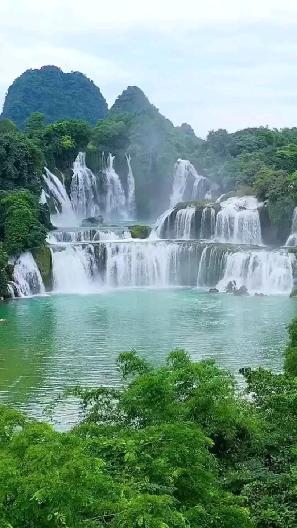 Incredible waterfall complex | Lindas paisagens, Lindas cachoeiras, Paisagens verdes