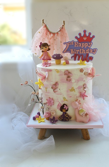 Luxurious Bespoke Girly Cakes in London by Pearls and Crumbs