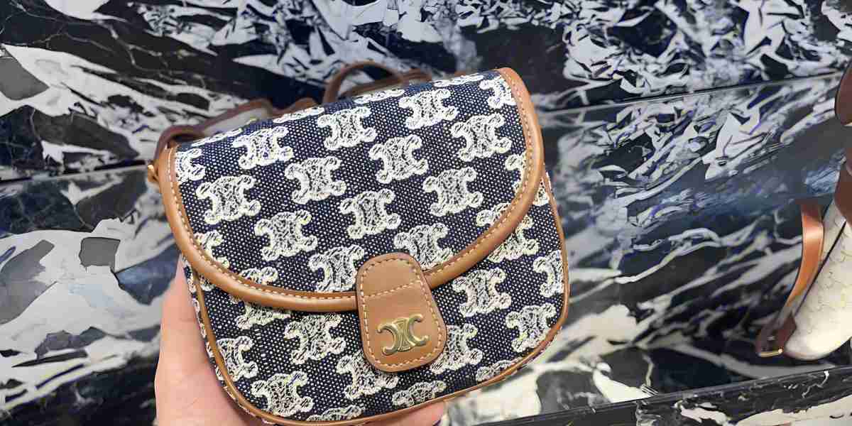 CELINE Triomphe凱旋門包全攻略：馬鞍包價格、老花設計與背帶搭配技巧