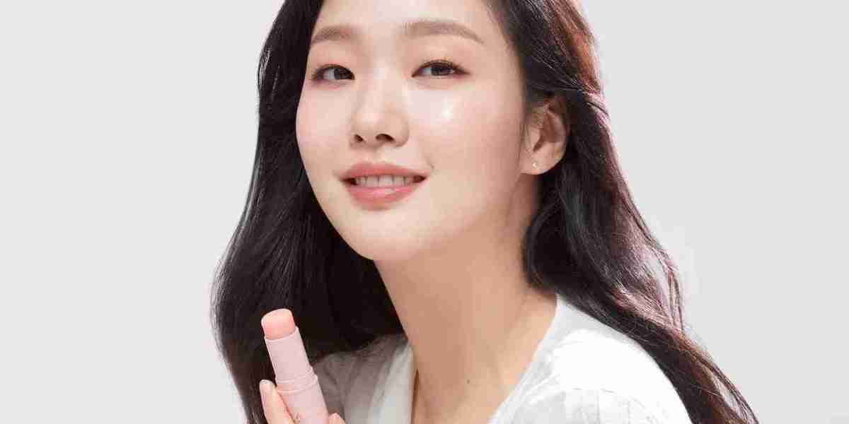 Mindful Skincare: The Intersection of Wellness and Beauty Routines